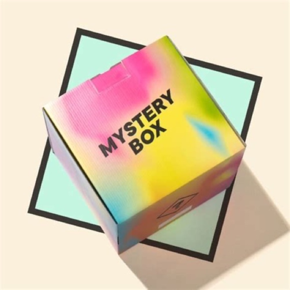 Women’s SMALL mystery box • 18 items